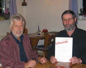 Gemeinderat Heinrich Krisch und das geehrte Mitglied Johann Attenberger auf der JHV der Echinger SPD